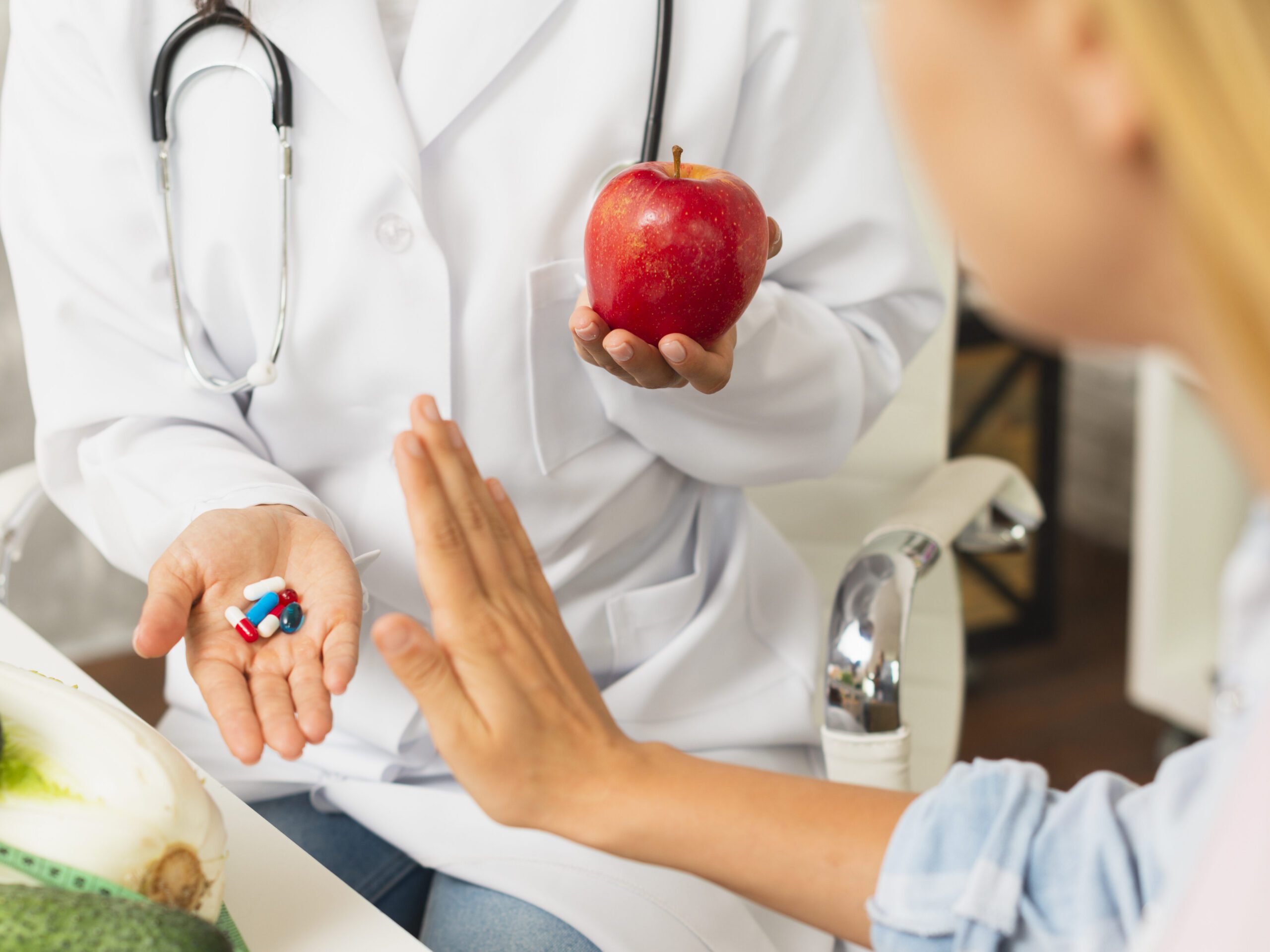 Kobieta odmawia przyjmowania leków, zamiast tego wybiera psychodietetyka